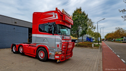 20251019-Tom-Holding-00153